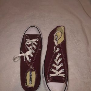 Burgandy low top converse